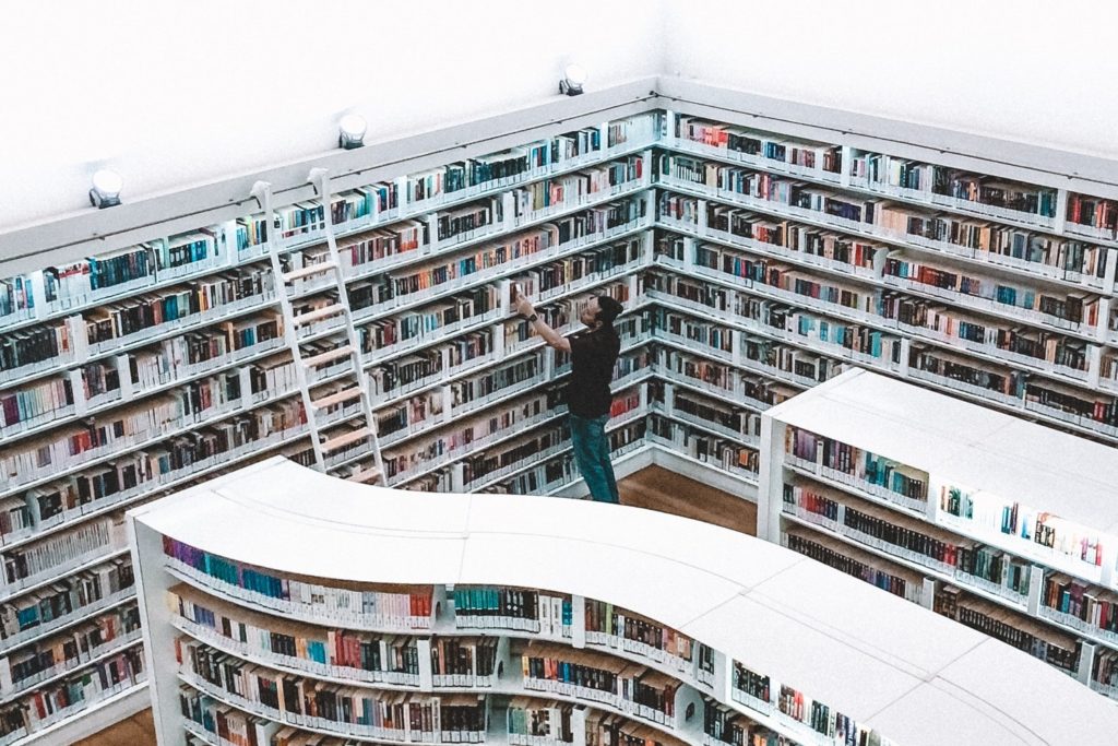 真剣に本を選ぶ人のイメージ画像