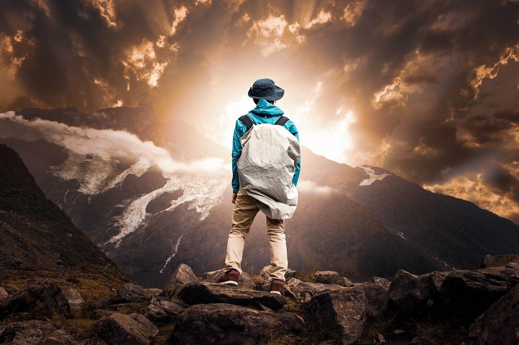 低い峰でも頂上を目指せという言葉をイメージした画像