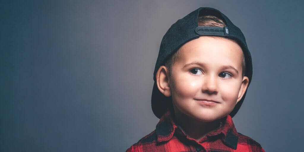 個別指導塾スクールNOBINOBIの塾生さんが、気を付ける学年を知って喜んでいるのをイメージした画像