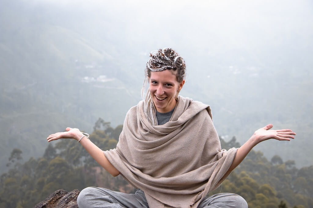 ローマ字の訓令式とヘボン式の違いに悩む学生をイメージした画像