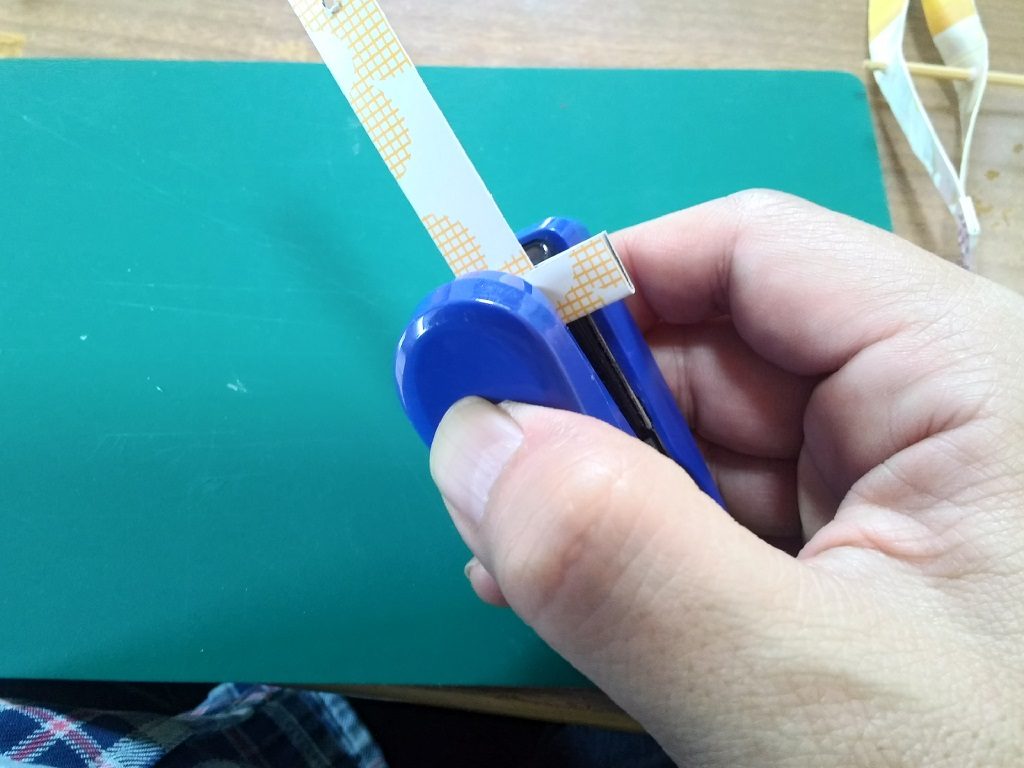 羽根につなぐ紙をとめる1
