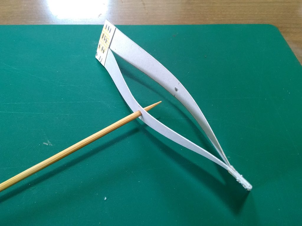 羽根に軸を通す1