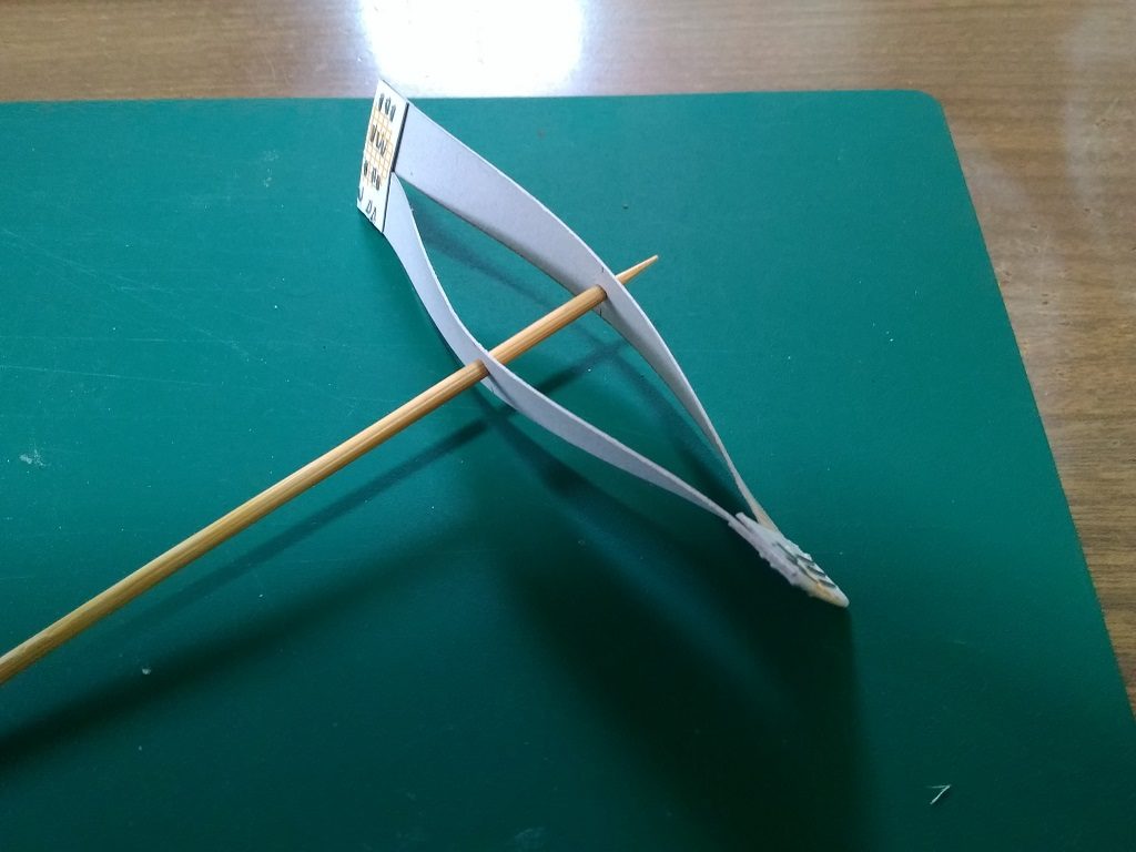 羽根に軸を通す2