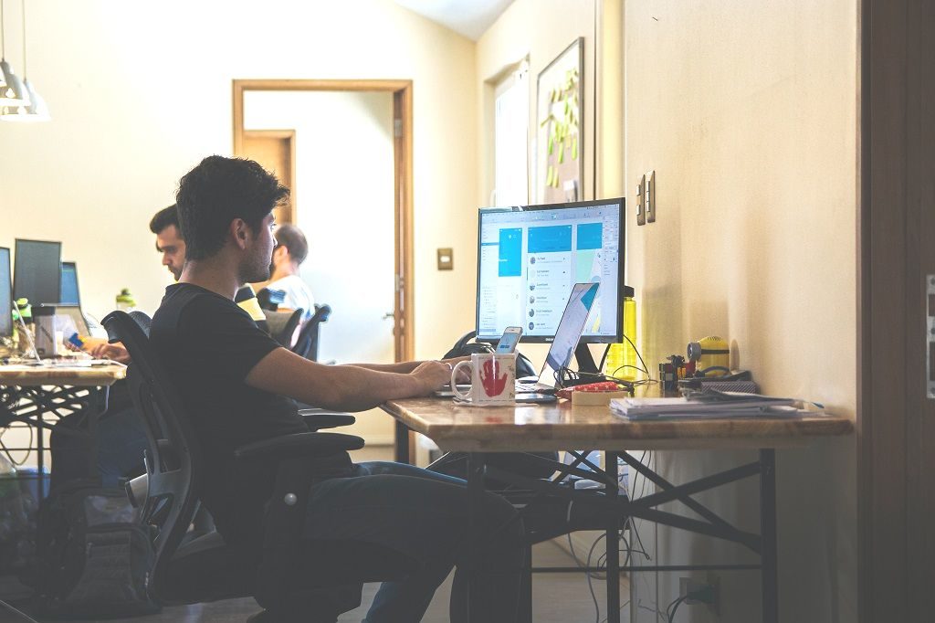 新潟市 中央区 マンツーマン 個別指導 学習塾 補習塾 オンライン指導 家庭教師 スクール NOBINOBI 専門学科 学ぶ 高校生たち プログラミング授業 イメージ画像