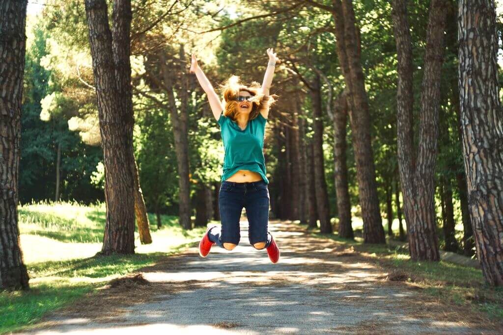 図形の立体の苦手を克服して喜ぶ生徒さんをイメージした画像