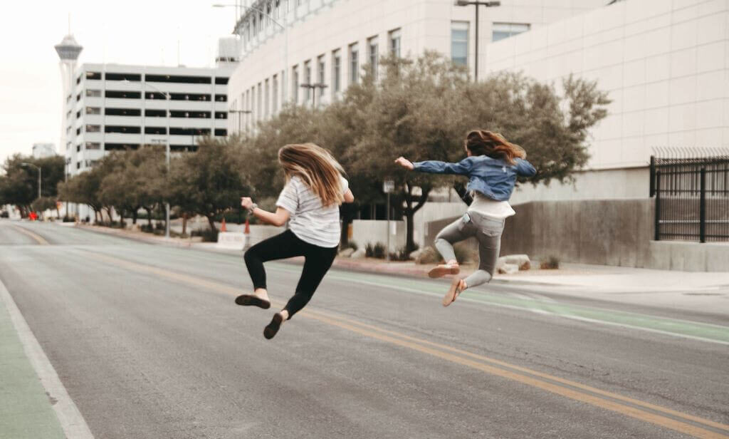 集中している生徒さんたちをイメージした画像